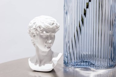 David 'in şık alçıtaşı heykeli oturma odasında ya da kafenin içinde patlamış. Michelangelo David heykel alçı kopyası masada. Modern ve lüks ev dekorasyonu