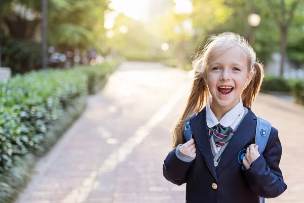 De vuelta a la escuela. Niña de la escuela primaria al aire libre. Niño va a aprender cosas nuevas 1 de septiembre —  Fotos de Stock