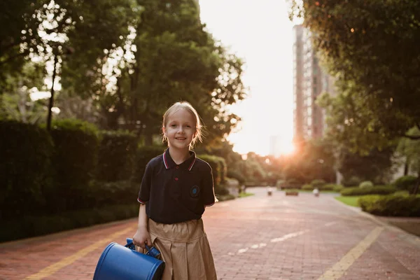 De vuelta a la escuela. Niña de la escuela primaria al aire libre. Niño va a aprender cosas nuevas 1 de septiembre —  Fotos de Stock