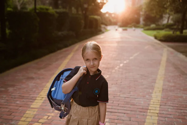Zpátky do školy. Holčička ze základní školy venku. Dítě se bude učit nové věci 1. září — Stock fotografie