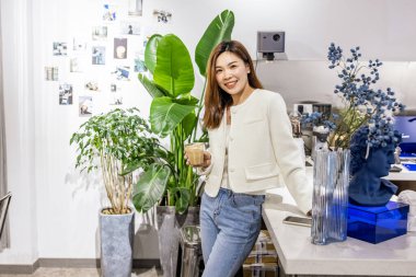 Modern kafede buzlu kahve içen güzel bir Asyalı kadın.. 