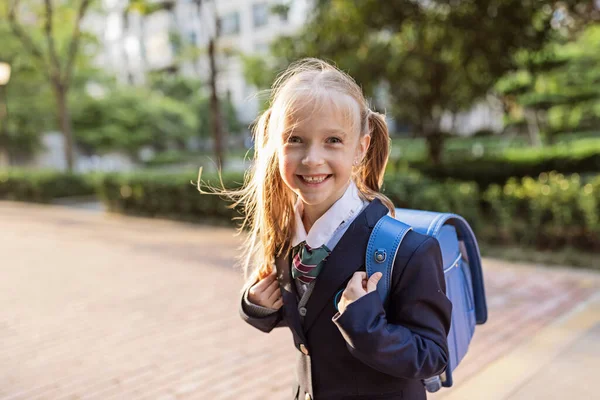 De vuelta a la escuela. Niña de la escuela primaria al aire libre. Niño va a aprender cosas nuevas 1 de septiembre —  Fotos de Stock