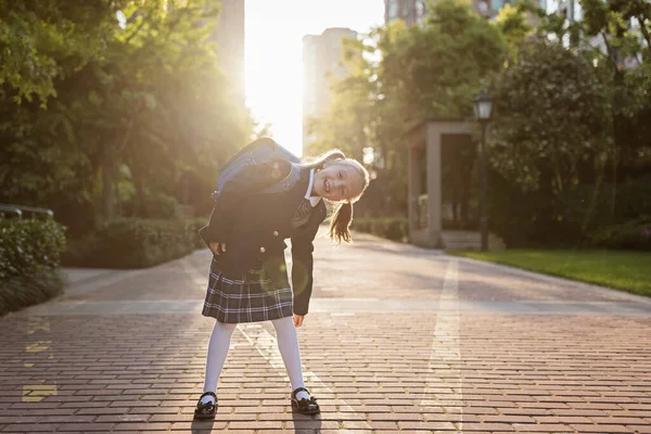 Terug naar school. Klein meisje van de basisschool buiten. Kind gaat nieuwe dingen leren op 1 september — Stockfoto