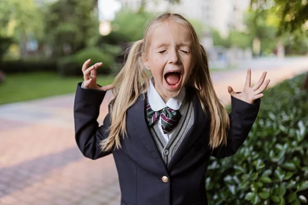 De vuelta a la escuela. Niña de la escuela primaria al aire libre. Niño va a aprender cosas nuevas 1 de septiembre —  Fotos de Stock