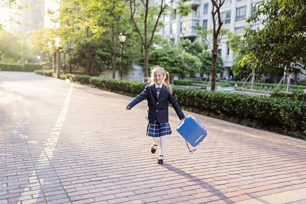 Terug naar school. Klein meisje van de basisschool buiten. Kind gaat nieuwe dingen leren op 1 september — Stockfoto