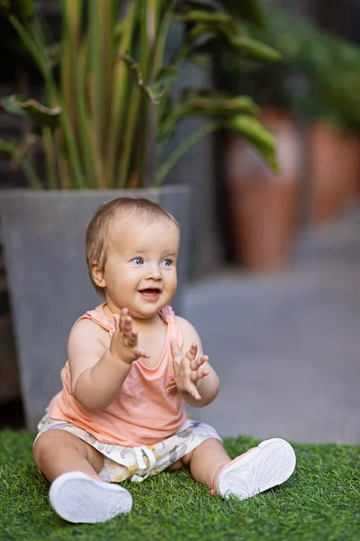 Retrato de bonito pequena menina caucasiana dez meses de idade jogando no parque de verão. Criança elegante com cabelo loiro e olhos azuis vestindo roupas elegantes. Infância feliz e cuidados de saúde do bebê — Fotografia de Stock