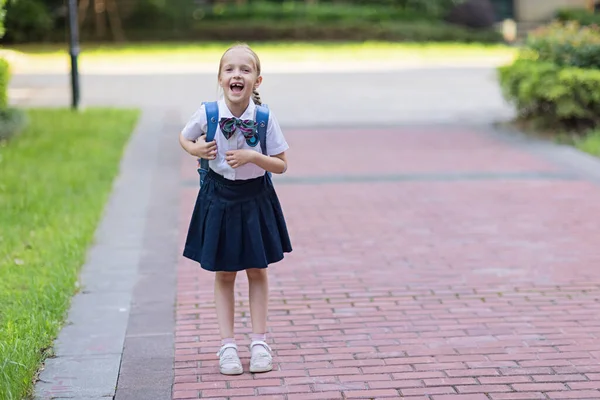 De volta à escola. Menina da escola primária ao ar livre. Miúdo vai aprender coisas novas 1 de Setembro — Fotografia de Stock