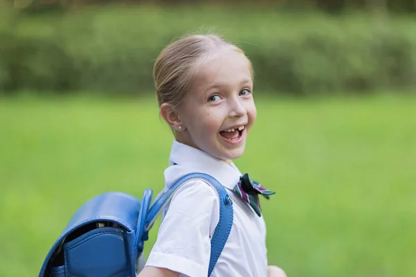 De vuelta a la escuela. Niña de la escuela primaria al aire libre. Niño va a aprender cosas nuevas 1 de septiembre —  Fotos de Stock