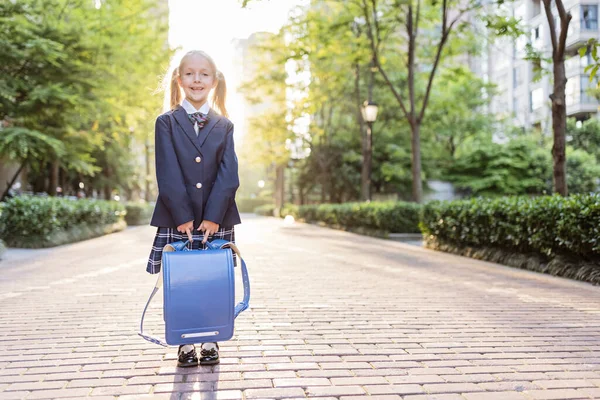 Back to school. Little girl from elementary school outdoor. Kid going learn new things 1th september — Stock Photo, Image