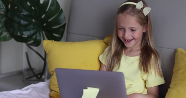 Aluno caucasiano da escola menina estudando on-line a partir de casa, assistindo aula na web ou ouvir tutor por vídeo chamada elearning durante coronavírus covid-19 auto isolamento pandêmico. Movimento lento — Vídeo de Stock