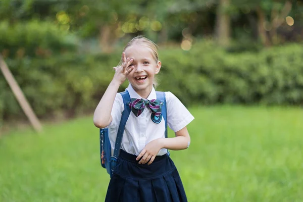 De vuelta a la escuela. Niña de la escuela primaria al aire libre. Niño va a aprender cosas nuevas 1 de septiembre —  Fotos de Stock