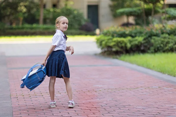 学校に戻る。屋外の小学生の女の子。子供は9月11日に新しいことを学ぶ — ストック写真