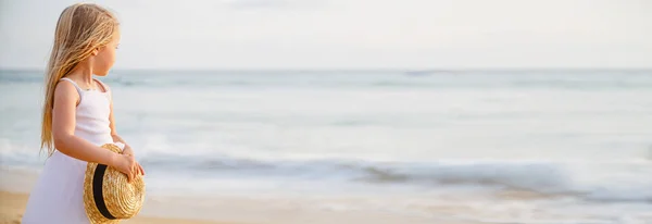 Uma menina na praia de areia. Férias de verão, viagens e turismo conceito após o fim do coronavírus covid-19 bloqueio. Banner web horizontal — Fotografia de Stock
