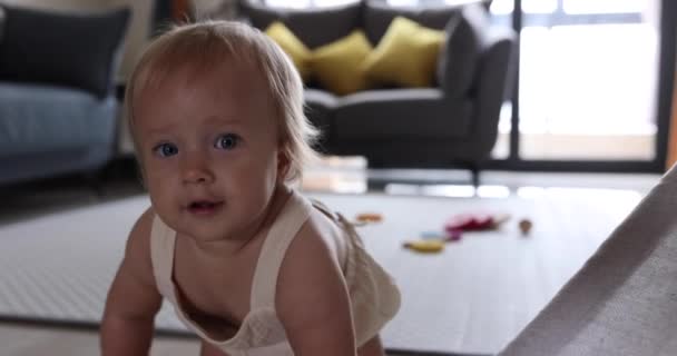 Authentic close up Cute Caucasian Baby Girl 1 ano de idade Jogando no chão na sala de estar em casa. Movimento lento. — Vídeo de Stock