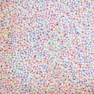 Pembe tavşanlı hediye kutusu. Kutlama kartı, bayram pastel arka planı. Doğum günün kutlu olsun. Sevgililer günün kutlu olsun, anneler günü, uluslararası kadınlar günü 8 Mart, Noel hediyesi