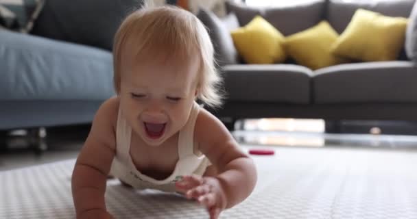 Authentique gros plan mignon caucasien bébé fille 1 an Jouer sur le sol dans le salon à la maison. Mouvement lent. — Video