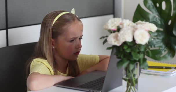 Aluno caucasiano da escola menina estudando on-line a partir de casa, assistindo aula na web ou ouvir tutor por vídeo chamada elearning durante coronavírus covid-19 auto isolamento pandêmico. Movimento lento — Vídeo de Stock