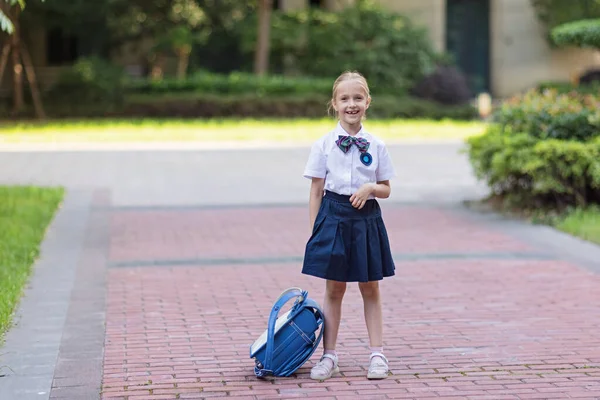 Πίσω στο σχολείο. Κοριτσάκι απ 'το δημοτικό. Ο μικρός θα μάθει νέα πράγματα την 1η Σεπτεμβρίου. — Φωτογραφία Αρχείου