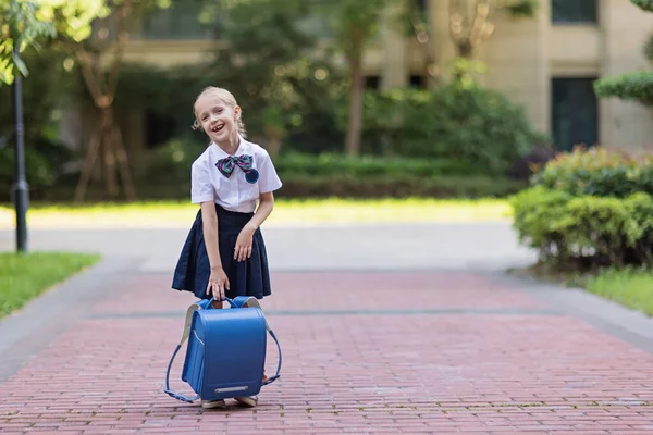 Terug naar school. Klein meisje van de basisschool buiten. Kind gaat nieuwe dingen leren op 1 september — Stockfoto