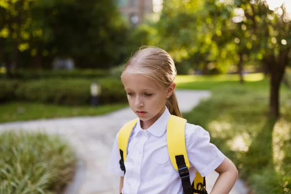 Terug naar school. Klein meisje met gele rugzak van de basisschool buiten. Kind gaat leren nieuwe dingen 1 september na einde Coronavirus covid-19 quarantaine en zelfisolatie — Stockfoto