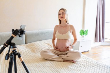 Hamile beyaz blogcu sosyal medyaya video yayınlıyor. Sosyal ağları kullanarak anneyi etkilemeyi bekliyor. Evden çalışan şık, genç bir serbest yazar. Coronavirus covid-19 sırasındaki sosyal mesafeler