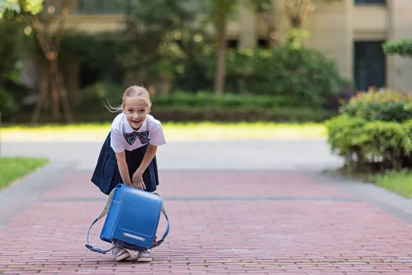 Vissza a suliba. Egy kislány az általános iskolából. A kölyök új dolgokat fog tanulni szeptember 1-én. — Stock Fotó