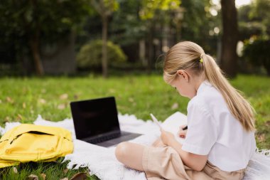 Mutlu Kafkasyalı çocuk Coronavirus covid-19 salgını ve tecrit sırasında dizüstü bilgisayarla ilgili ders almış.