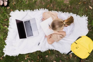 Mutlu Kafkasyalı çocuk Coronavirus covid-19 salgını ve tecrit sırasında dizüstü bilgisayarla ilgili ders almış.