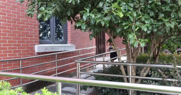 Glad liten kaukasiska blond flicka sju år gammal i uniform med gul ryggsäck som springer tillbaka till skolan efter sommarsemester eller Coronavirus covid-19 karantän. 4k slow motion — Stockvideo