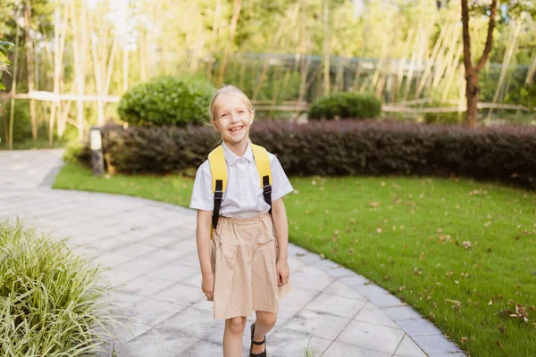 Estudante de volta à escola depois de férias de verão. Aluno de uniforme sorrindo no início da manhã ao ar livre. — Fotografia de Stock