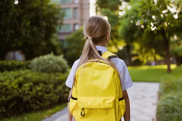 Terug naar school. Klein meisje met gele rugzak van de basisschool buiten. Kind gaat leren nieuwe dingen 1 september na einde Coronavirus covid-19 quarantaine en zelfisolatie — Stockfoto