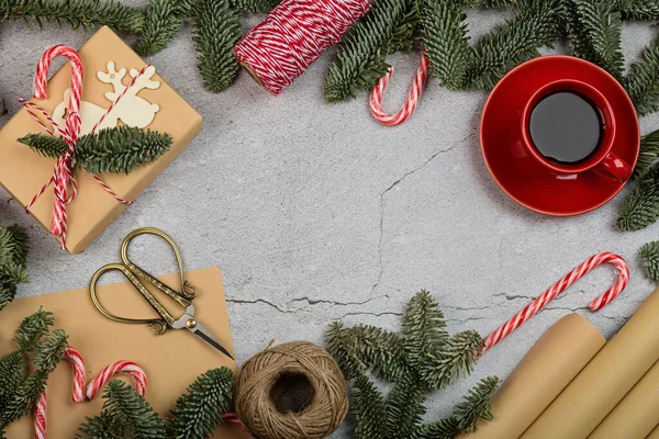 크리스마스 작곡. 선물 상자는 수공예 종이, 전나무 가지, 사탕으로 포장되어 있습니다. 새해 컨셉이야. 인사말 카드, 크리스마스 축하 2022. 평평 한 바닥, 맨 위 뷰, 복사 공간, 흉내 내기 — 스톡 사진