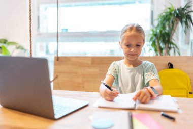 Mutlu Kafkasyalı çocuk Coronavirus covid-19 salgını ve tecrit sırasında dizüstü bilgisayarla ilgili ders almış.