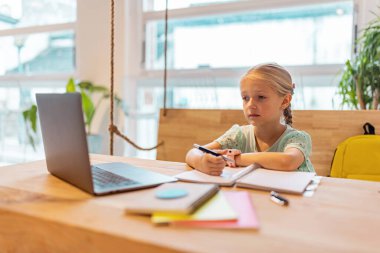 Mutlu Kafkasyalı çocuk Coronavirus covid-19 salgını ve tecrit sırasında dizüstü bilgisayarla ilgili ders almış.