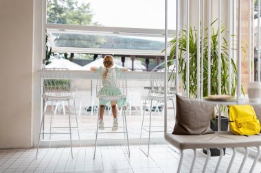 Mutlu Kafkasyalı çocuk Coronavirus covid-19 salgını ve tecrit sırasında dizüstü bilgisayarla ilgili ders almış.