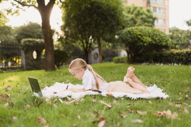 Mutlu Kafkasyalı çocuk Coronavirus covid-19 salgını ve tecrit sırasında dizüstü bilgisayarla ilgili ders almış.