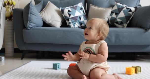 Authentische Nahaufnahme Cute Caucasian Baby Girl 1 Jahr alt Spielen auf dem Boden im Wohnzimmer zu Hause. — Stockvideo