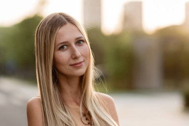 Sıcak yaz gününde, açık havada sarı saçlı güzel bir kadının portresi.