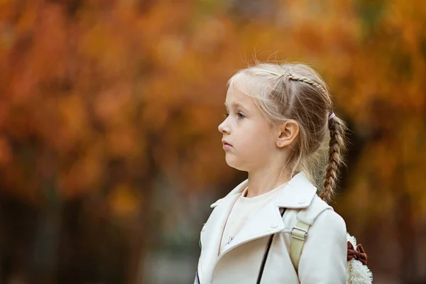 Sonbahar parkında uzun sarı saçlı şirin, şık bir kız. Sonbahar çocukları moda. Mutlu bir çocukluk. Yaşam tarzı portresi. Beyaz çocuk, 6 yaşında, açık havada. — Stok fotoğraf