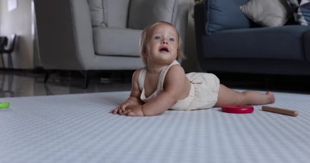 믿을 수있게 근접 한 Cute Caucasian Baby Girl 1 세 소녀는 거실에서 놀고 있다. 느린 동작. — 비디오