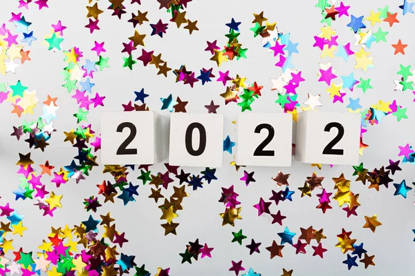 Happy new year 2022 background. Balon logam warna pelangi pada putih dengan confetti. Datar berbaring, tampilan atas, mockup, overhead. Perayaan liburan musim dingin — Stok Foto