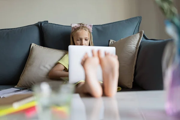 Bella studentessa che studia i compiti durante la sua lezione online a casa durante la quarantena covid-19 — Foto Stock