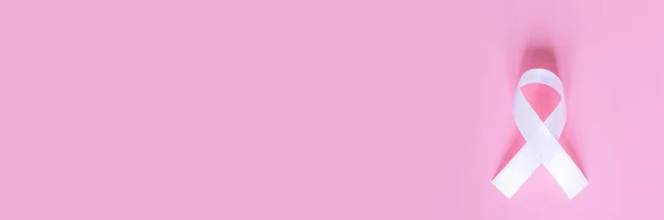 Plochý pohled shora na růžovou stuhu - symbol měsíce povědomí o rakovině prsu. Mockup s kopírovacím prostorem — Stock fotografie