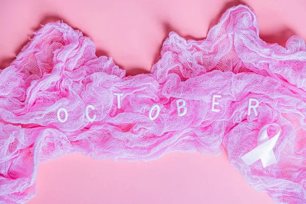 Lapos top view of word Október rózsaszín szalag - szimbóluma mellrák tudatosság hónap — Stock Fotó