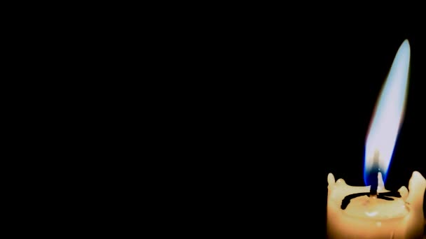 Свеча в темноте — стоковое видео