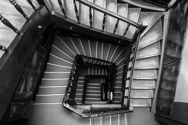 Eski ahşap Sarmal merdiven kare şekli — Stok fotoğraf