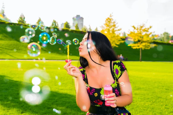 Chica con burbujas jabonosas —  Fotos de Stock