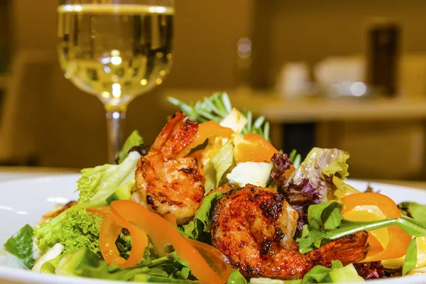 Porciones jugosas de gambas tigre a la parrilla con verduras y verduras Imagen de stock