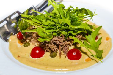 Haşlanmış et ve roka.