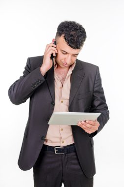 İşadamı ile bir telefon ve avuçiçi bilgisayar. 